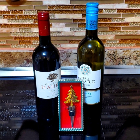 THE CHEERS CLUB Other - NIB: HOLIDAY THE CHEERS CLUB WINE🍷STOPPER